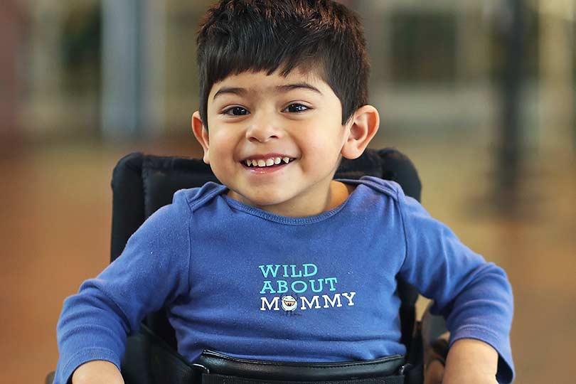 Le patient Rafael en fauteuil roulant