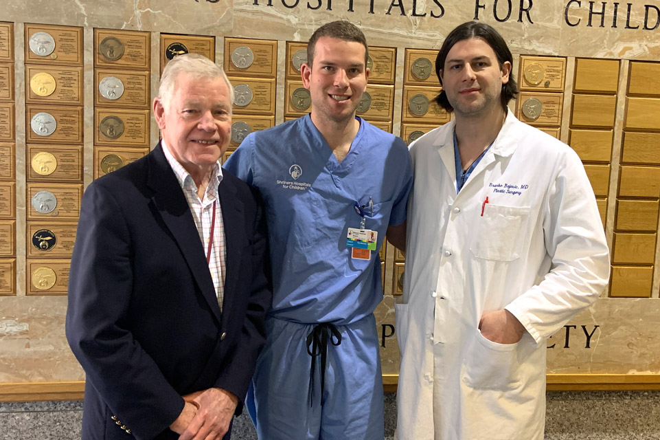 trois présentateurs lors d’une conférence