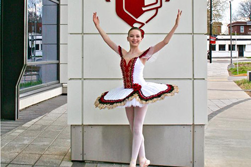 paciente femenina en pose de baile, vestida de bailarina