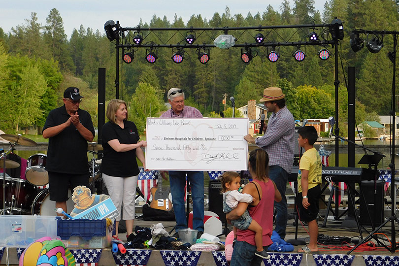 Check presentation during musical fundraiser