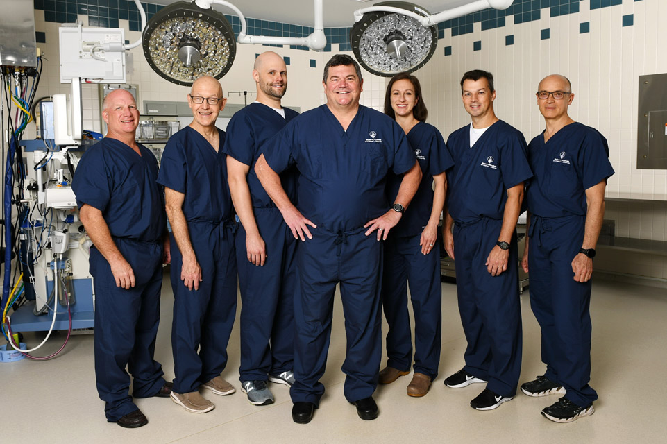 sept chirurgiens en salle d’opération