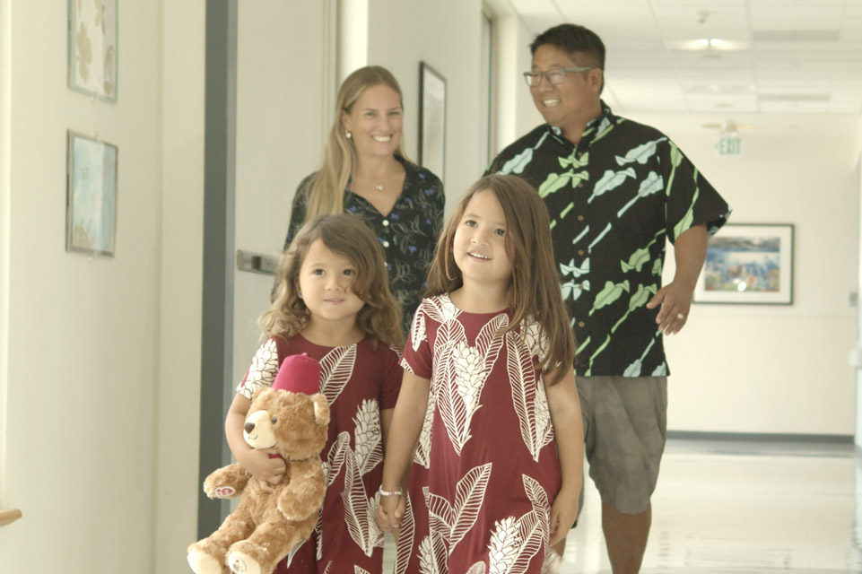un patient et sa famille marchant dans le couloir