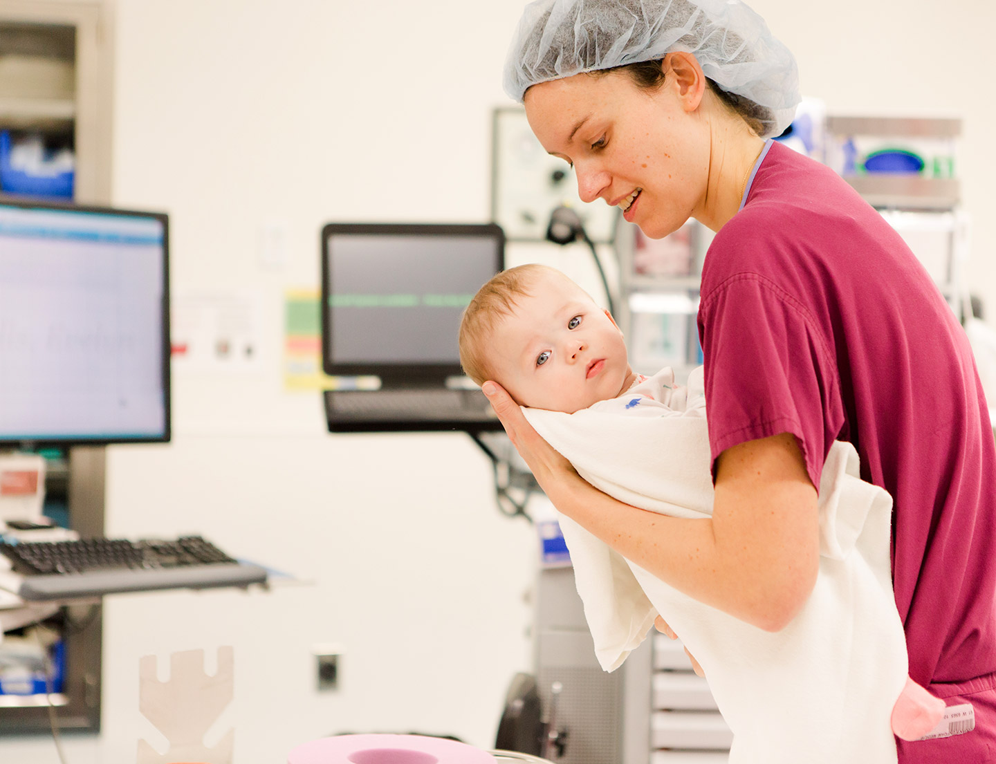 Enfermera sosteniendo a un bebé