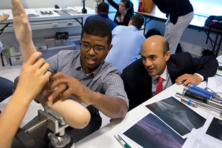 estudiantes e instructores en el laboratorio de prótesis