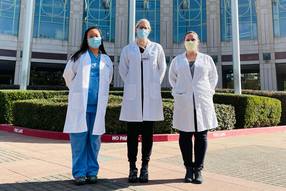 tres médicos frente al edificio de Boston