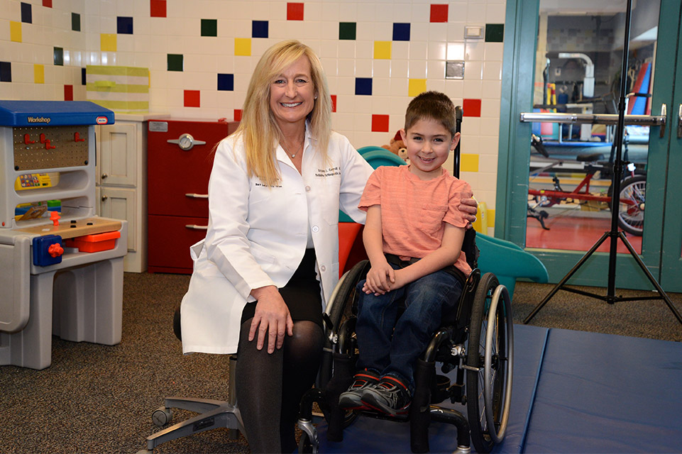 un médecin avec un patient en fauteuil roulant