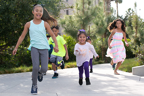 cinq enfants heureux qui courent