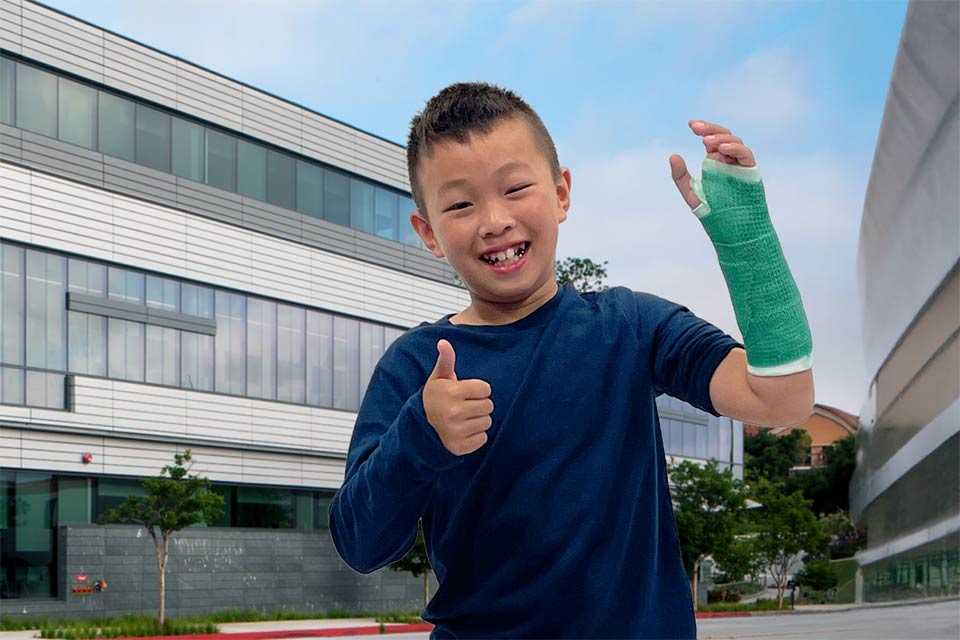 Un patient avec un bras dans le plâtre