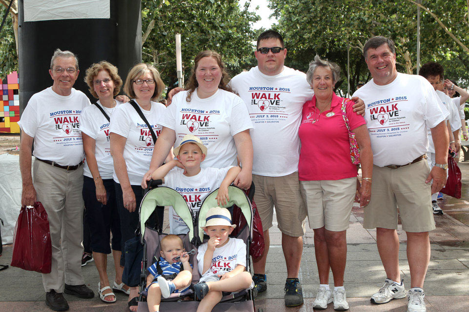 un patient et sa grande famille lors de l’événement Walk for LOVE
