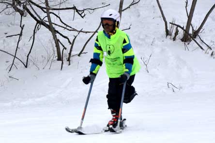 patient faisant du ski avec du matériel adapté