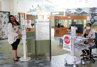 Hall d’entrée de l’hôpital avec zone de dépistage