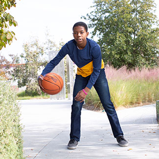 adolescent jouant au basket-ball