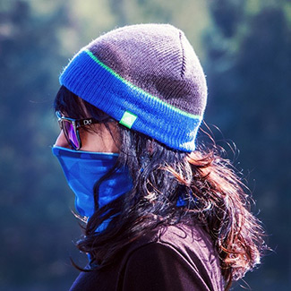 Une femme portant un masque à l’extérieur
