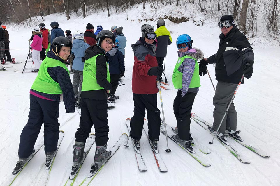 grupo de esquiadores