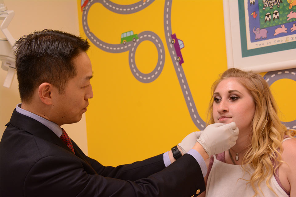 Le Dr Liao dans la salle d’examen avec une patiente avec fente labiale