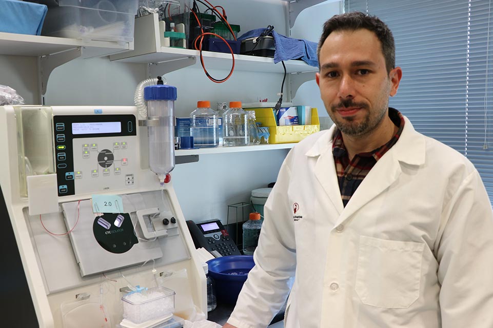 El Dr. Karabacak en el laboratorio de investigación