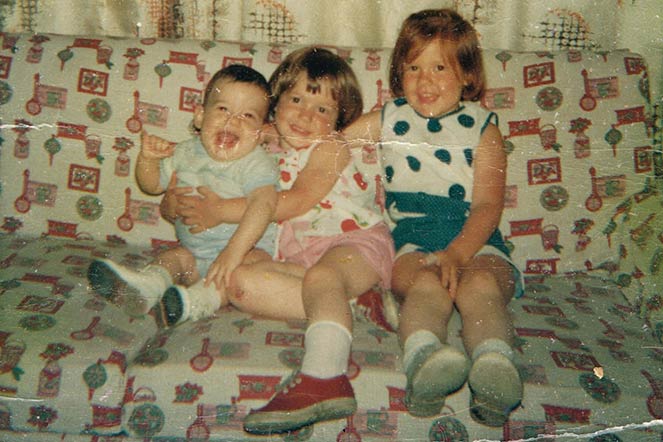Richard en el sofá con sus hermanas antes del accidente