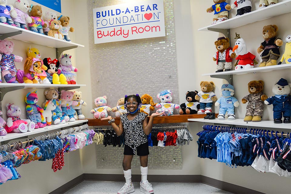 Una paciente con el brazo abierto mostrando los osos en la habitación Buddy Room.