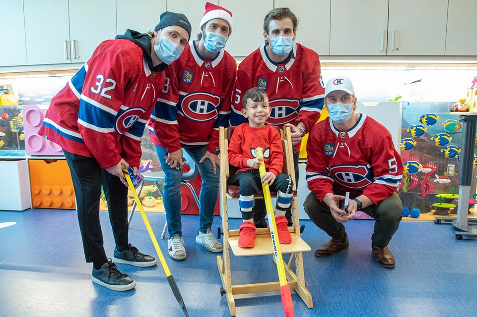 cuatro jugadores de hockey con un paciente