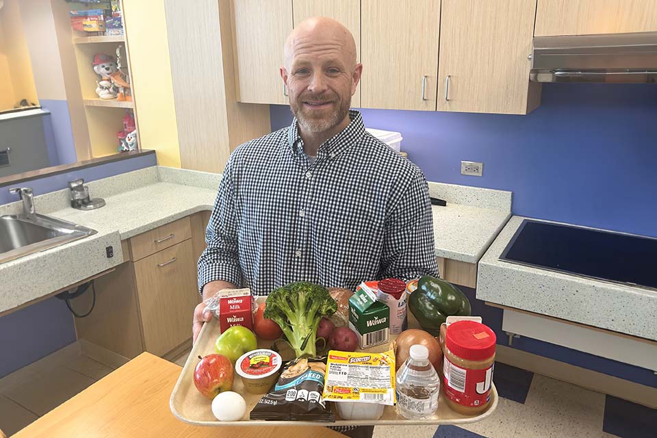 dietitian showing a tray with balanced meals