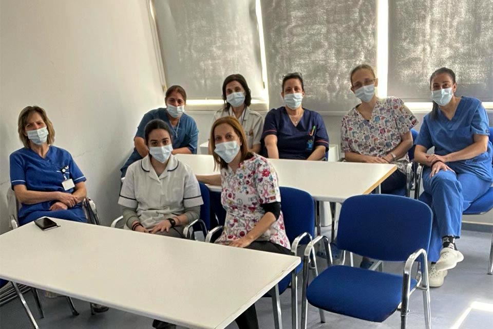 Portrait de groupe du personnel médical assis à Chypre, dans une clinique de proximité en Grèce