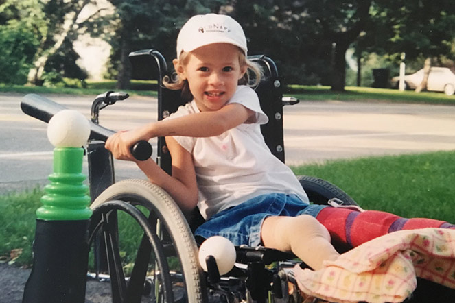 La paciente Elena jugando sóftbol desde su silla de ruedas