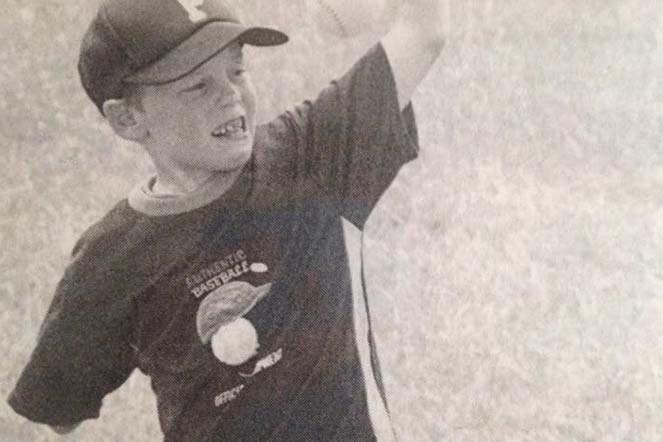 Un jeune Lucas jouant au softball