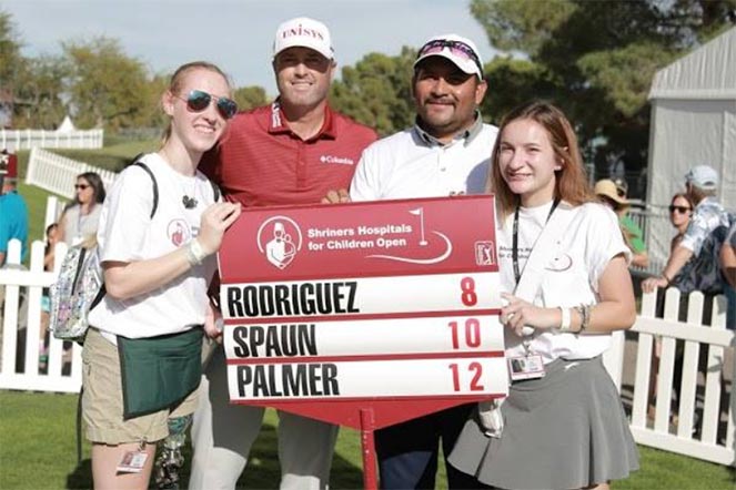 Rachel con dos golfistas y otro Embajador de pacientes en el Shriners Children's Open