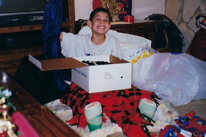 Joven Jacob abriendo regalos de Navidad