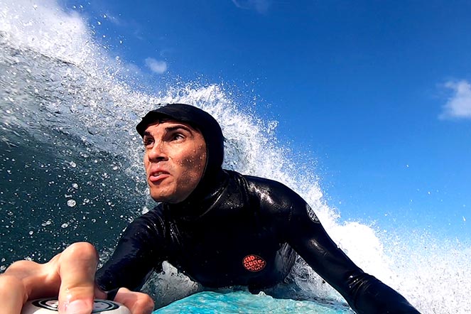 Jacob surfeando desde el punto de vista de su GoPro, que está montada a la tabla de surf