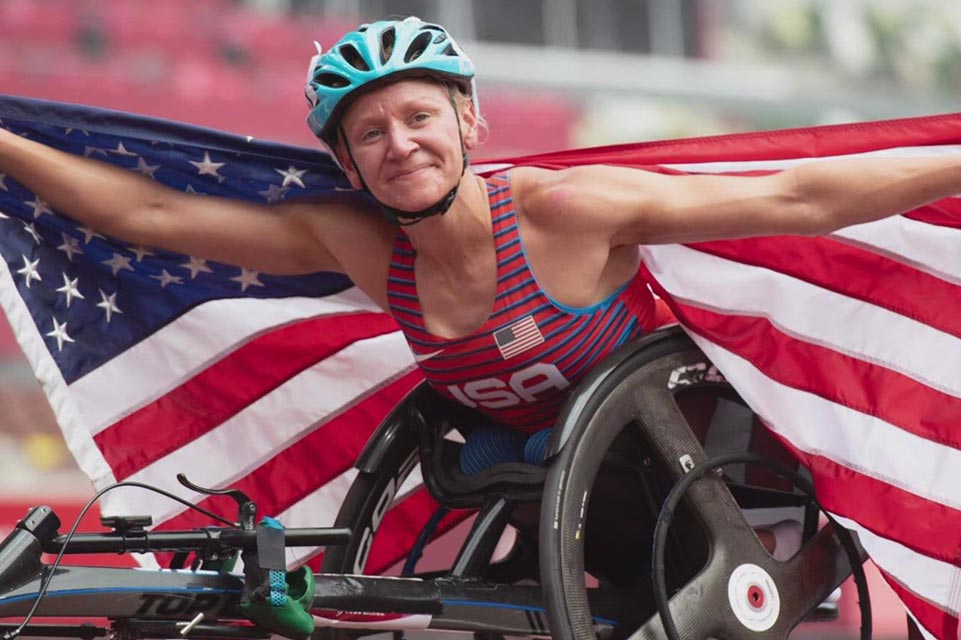 Susannah sosteniendo la bandera estadounidense en los Juegos Paralímpicos