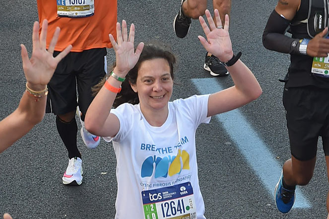 Nellie cruza la línea de meta en el maratón de la ciudad de New York