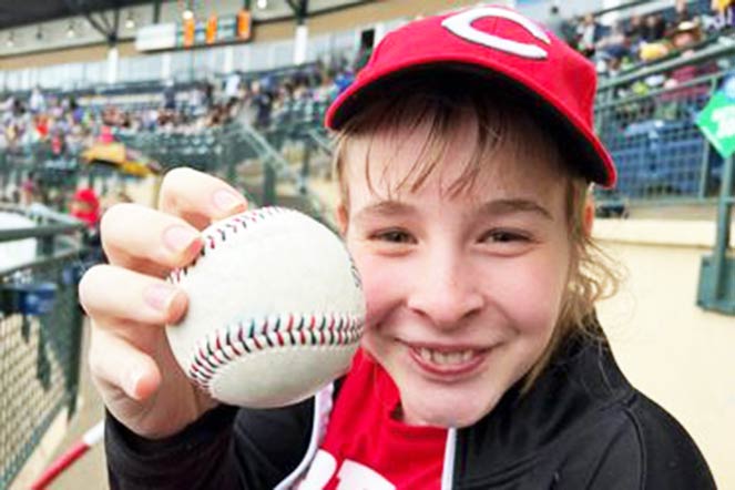 Hallie con una pelota de béisbol