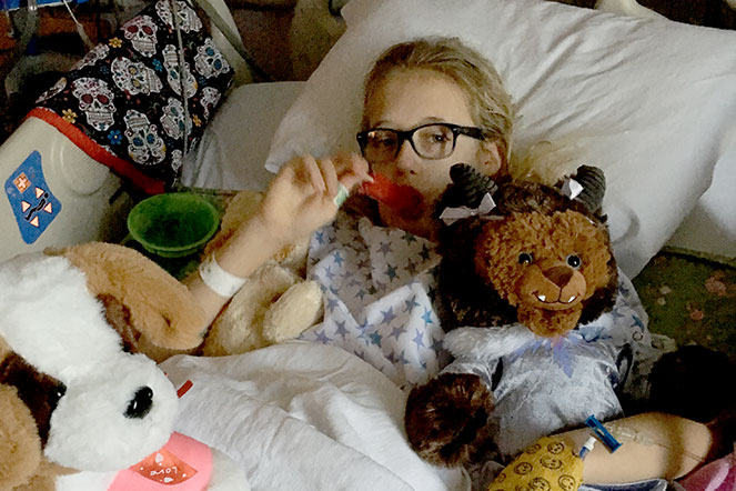 Jenna en la cama del hospital después de la cirugía de rodilla