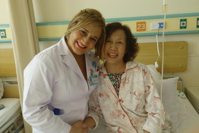 Jenifer with a female patient