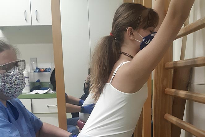 Katie durante un ejercicio específico para escoliosis