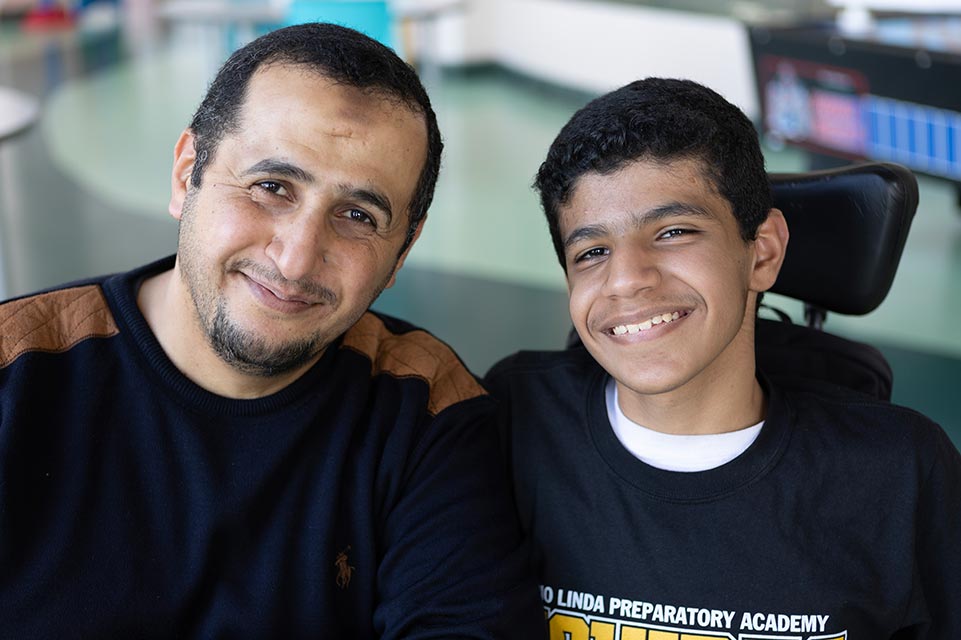Mohammed souriant à côté d’un membre de sa famille