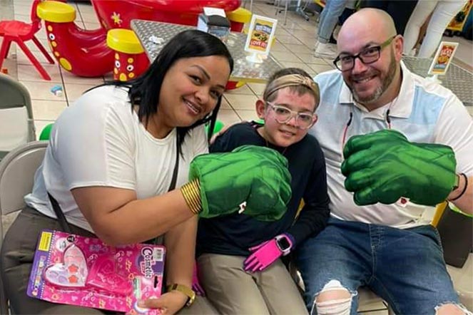 Dianelys y sus padres con guantes de Hulk