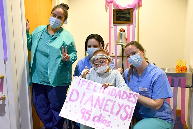 Dianelys con su equipo para pacientes hospitalizados