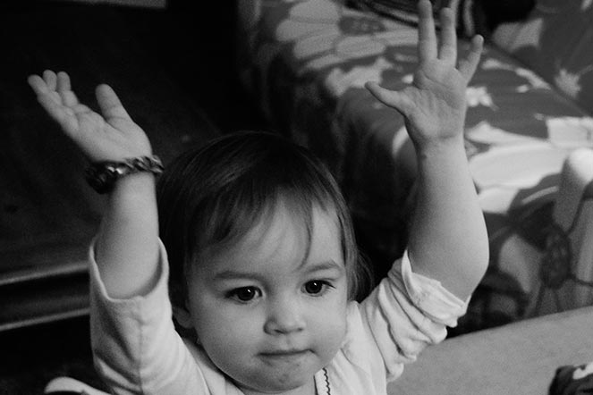 Owyn, de bebé, mostrando sus manos