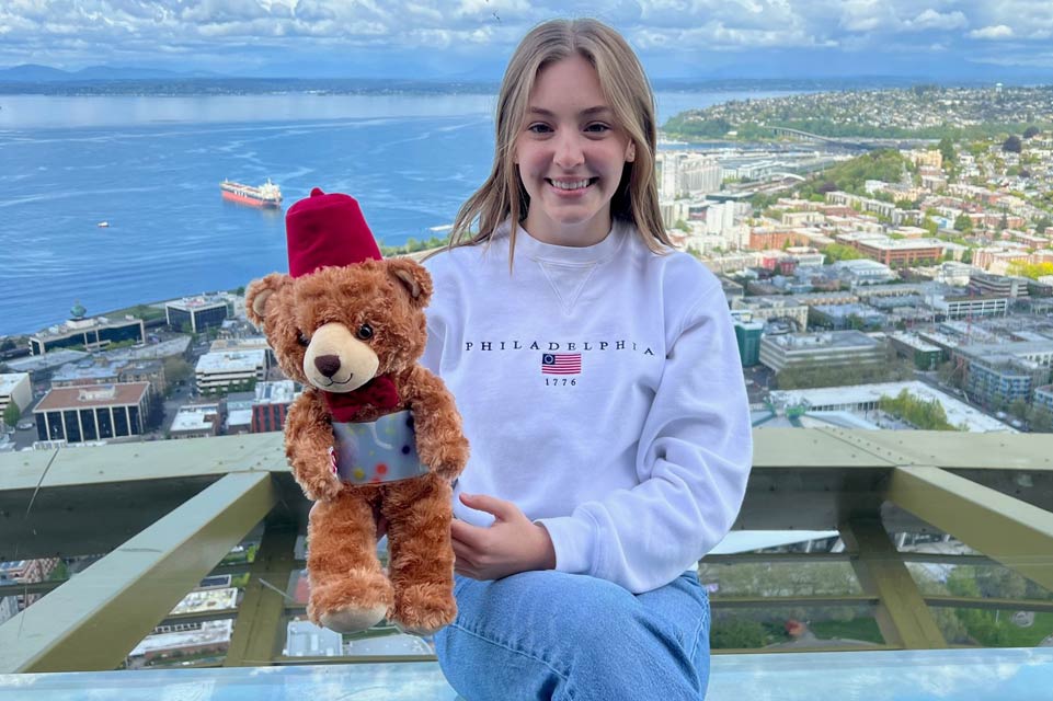 Sydney con un pequeño oso Fezzy