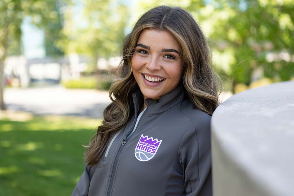 Emmy usando una chaqueta con el logotipo de los Sacramento Kings
