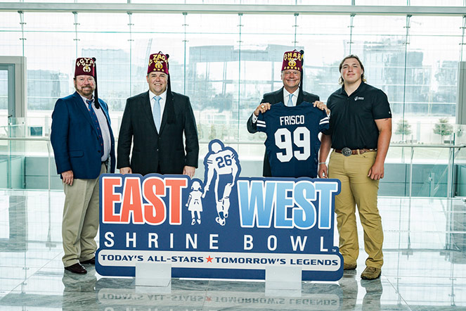 Hunter avec les dirigeants Shriner, avec un maillot indiquant « Frisco 99 », panneau du East West Shrine Bowl, Today’s All-Stars, Tomorrow’s Legends