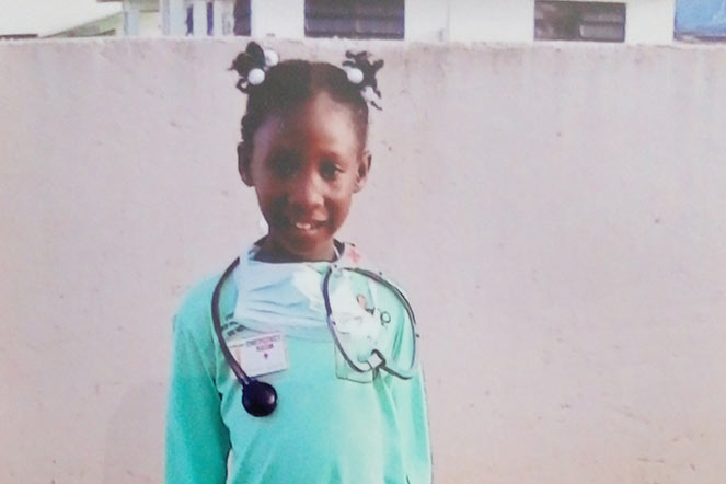 La joven D'Anayli vestida de médica