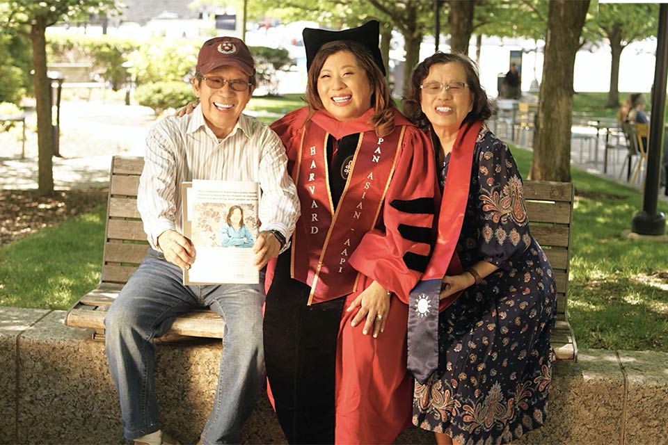 Sarah con sus padres, Sarah con toga de graduación
