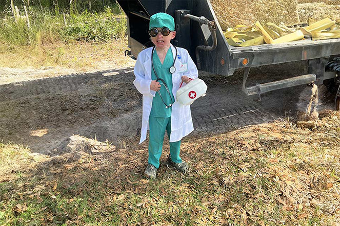 Un patient souriant en costume de médecin pour l’Halloween
