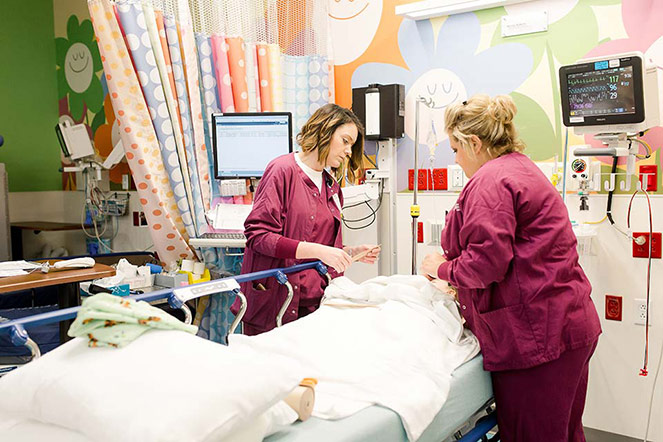 Las enfermeras monitorean a un paciente después de una cirugía.