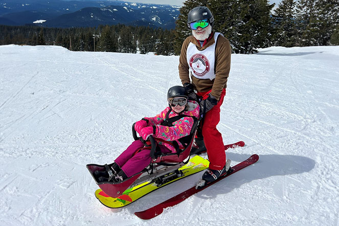 Un patient skiant avec un récréothérapeute