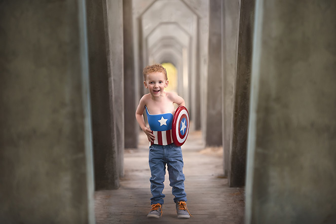 Liam con un corsé del Capitán América para la escoliosis