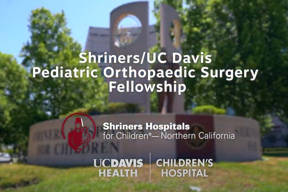 Shriners/Especialización en Cirugía Ortopédica Pediátrica de UC Davis, logotipo de los Hospitales Shriners para Niños, logotipo de UC Davis Health, hospital al fondo